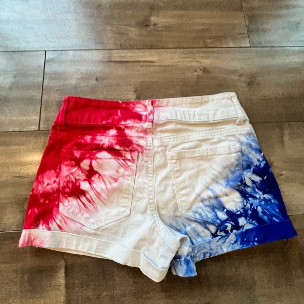 Teen/women’s size 1 red/white/blue with metal stars. Cute tie dye and patriotic!